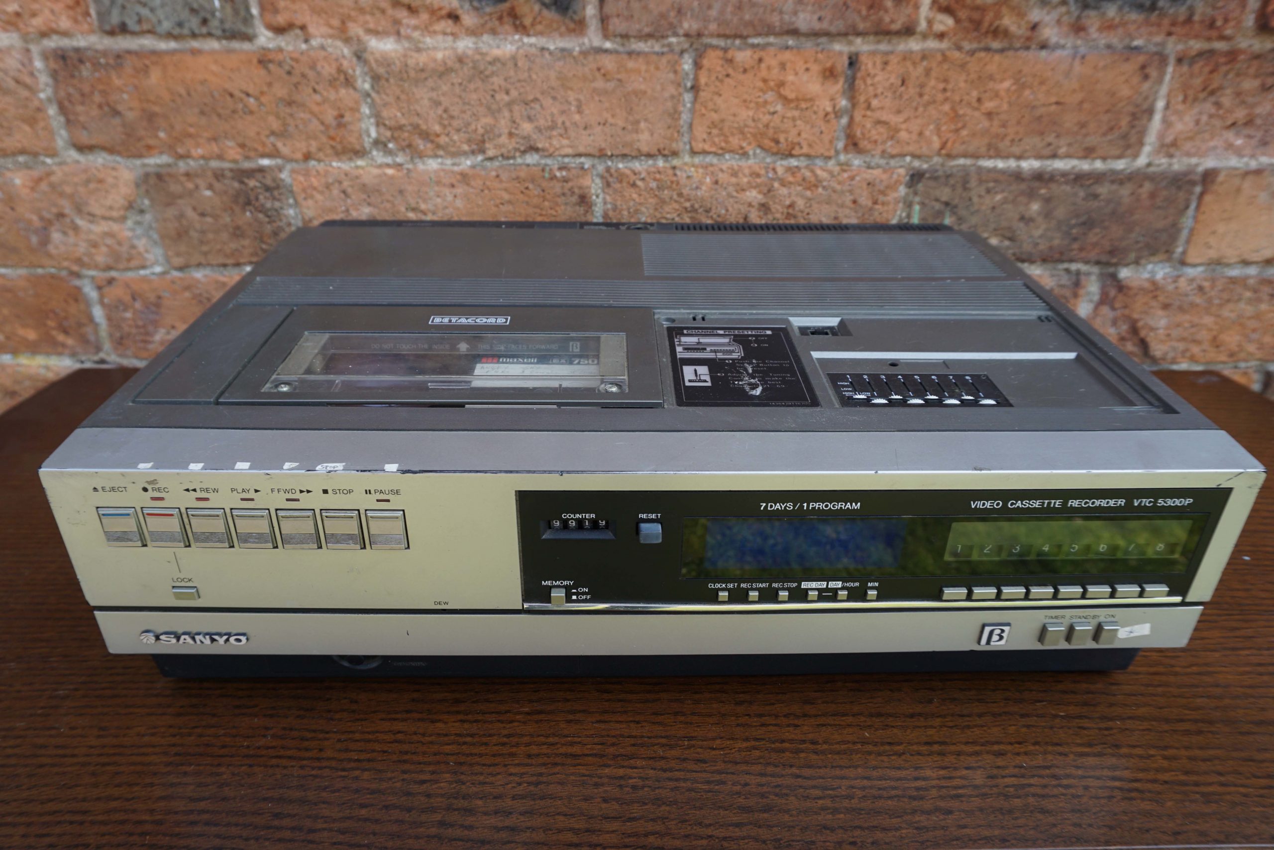 Video Cassette Recorder Sanyo VTC 5300P Betacord (1982) Revival Props