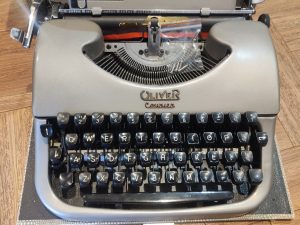 Typewriter - Oliver Courier (1955)
